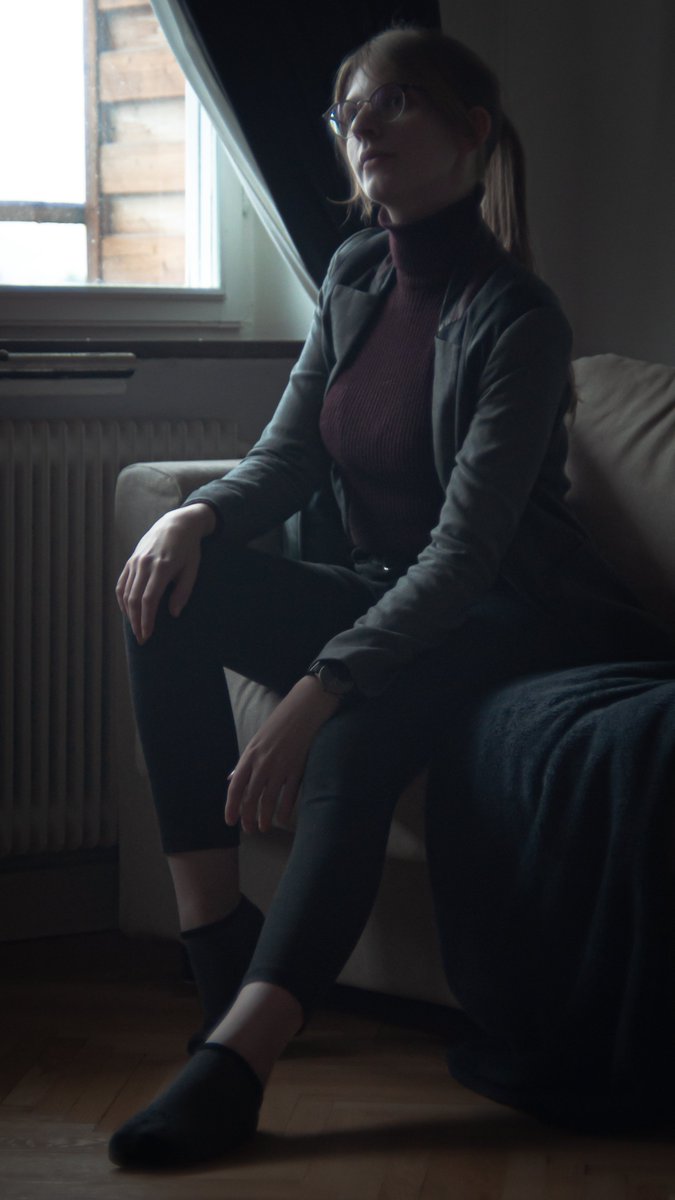 I'm giving a try to self portraits. Man, it's both fun and weird! (especially without a tripod...)
I'm more and more drawn to portrait, I'll have to ask friends for random shoots!