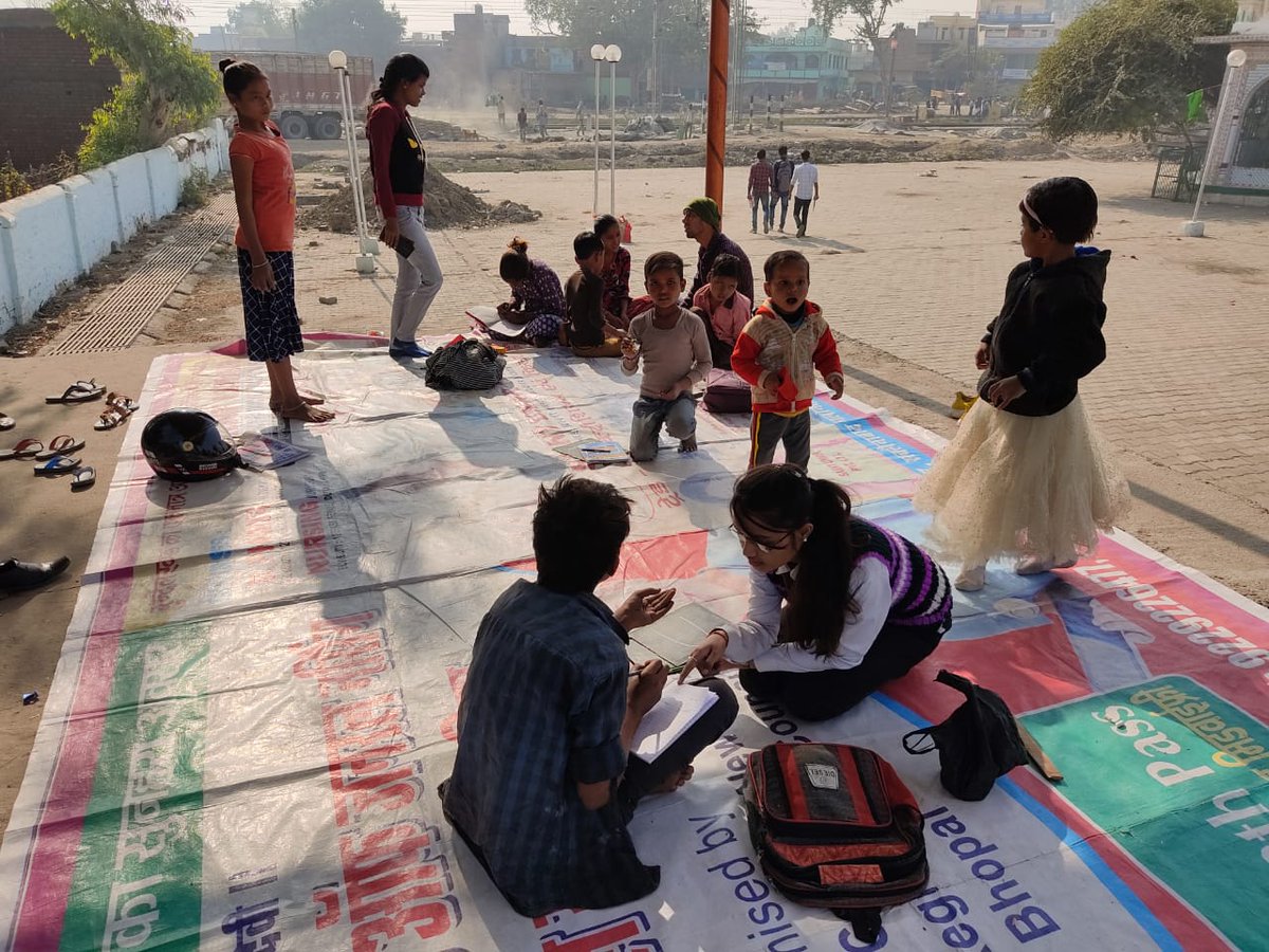 UmmidHum's tweet photo. HAMARI UMMEED MISSION KE TEHAT GARIB BACCHON KO SHIKSHIT KARNE KA KAM KIYA JA RAHA HAI.AAP BHI IS MISSION KA HISSA BN KR YOGDAN DE SAKTE HAI. @dmjalaun @UPGovt @myogioffice @TheDK1212 @PateriyaAbhas @akankshamikky13 @airnewsalerts https://t.co/5IimQBNMLG