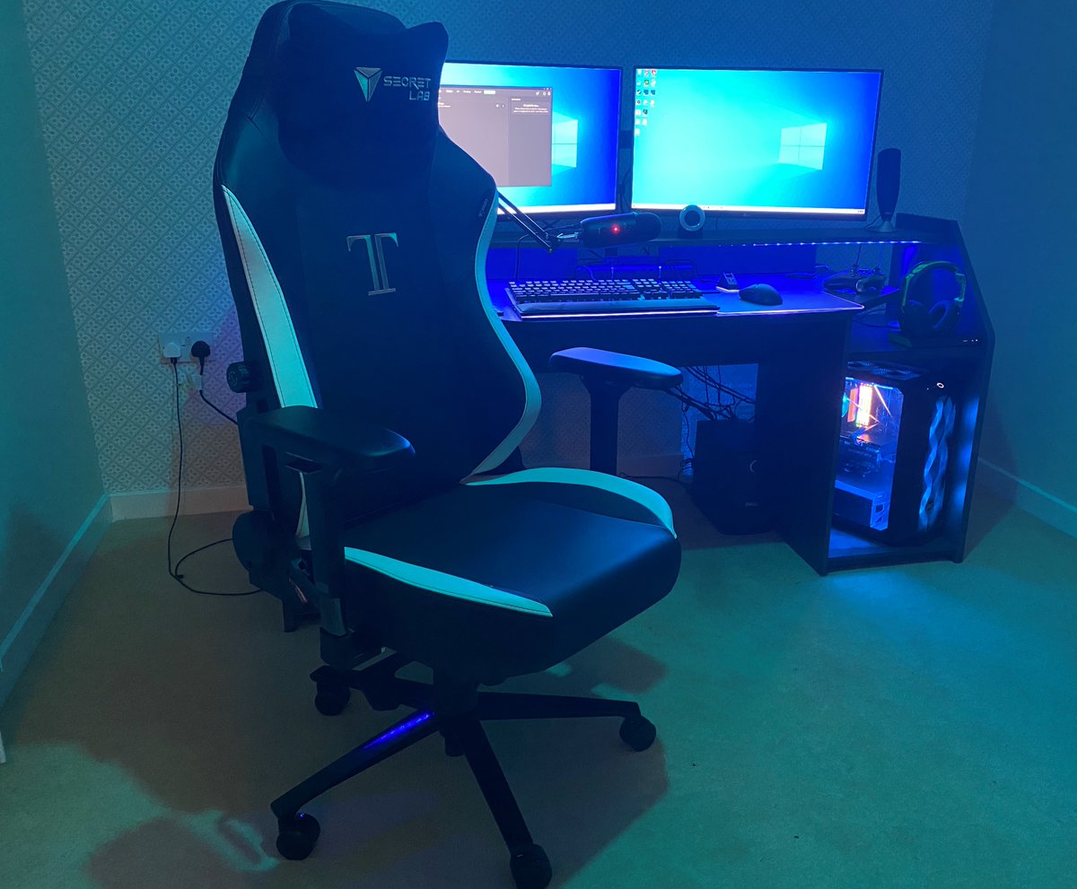 callidusgaming7's tweet photo. Had a few people ask in stream about my setup.... so here it is with my brand new Secret Lab chair! 

#secretlab #pcgaming https://t.co/JQejROYbVG