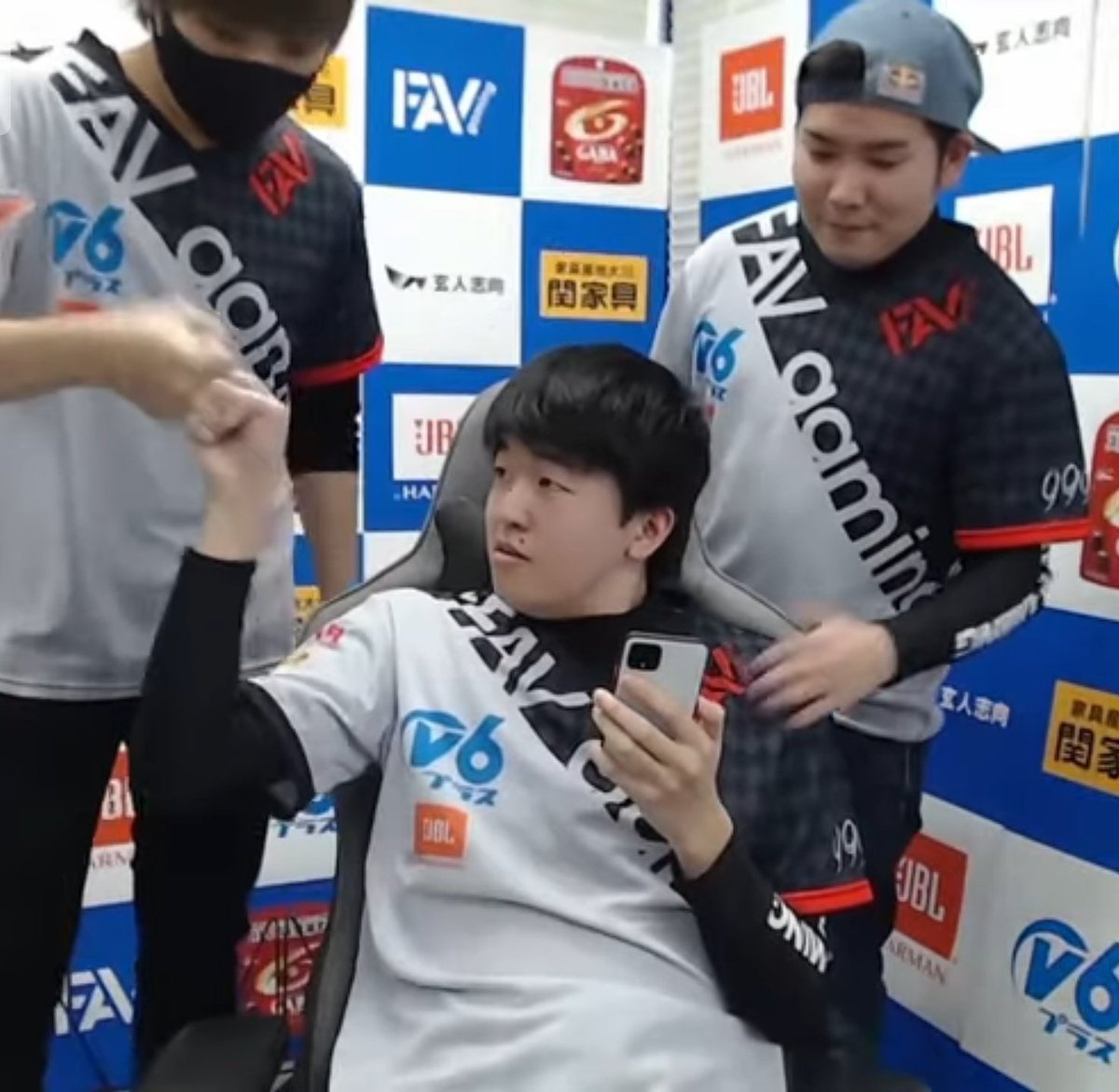 Jak todavia estoy llorando por ti, no puedes estar eliminado asi :(