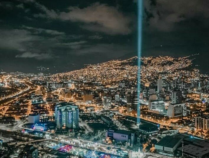 DulceCanelac's tweet photo. MEDELLIN  amo aqui 🌃🌆🌄 😍😍 https://t.co/bOi03jKnoO