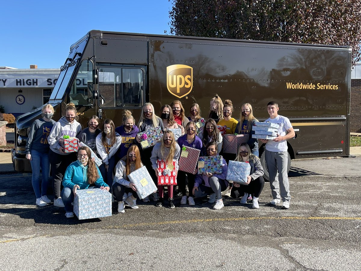 LCHS Lady Cats 🏀 team shop this morning for UPS to help a few special families in our community. Schools &amp; businesses working together in LC! <a href="/brianporter1717/">Brian Porter</a> @lcwildcatfamily <a href="/CalvertCoach/">Matt Calvert</a> <a href="/kkbrite/">Kim Brite</a> <a href="/BrandiShultz2/">Brandi Shultz</a> @EricShultz3
