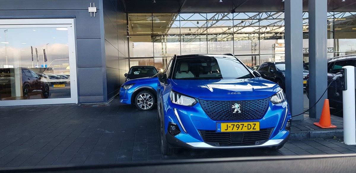 rumenough's tweet photo. Ik weet de naam van deze auto. De Peugeot 2008? 2006? https://t.co/ONKGiaAySw