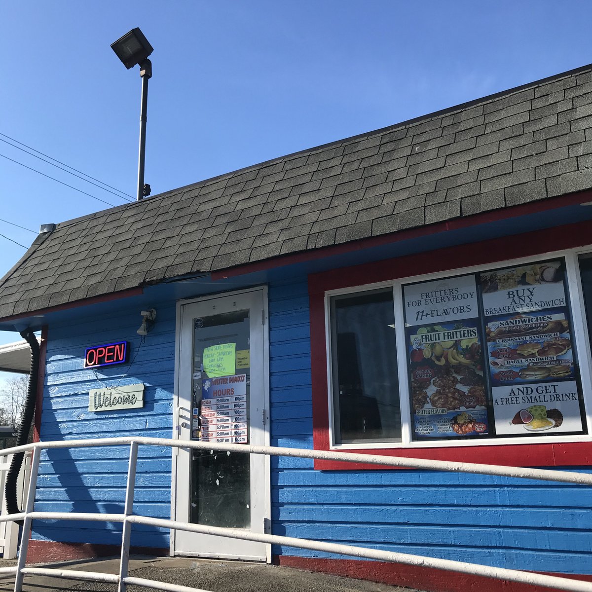 OlympiaSalsa's tweet photo. Good Morning from Twister Donuts!
If you know about the specialty item, it was a half dozen of each. 
Off to put some El Jefe with it!

#OlympiaWa #TwisterDonuts #OlympiaSalsa #IfYouKnowYouKnowItsGood #OrderByTheDozen #SupportLocalBusiness https://t.co/LqSXSvKg3P