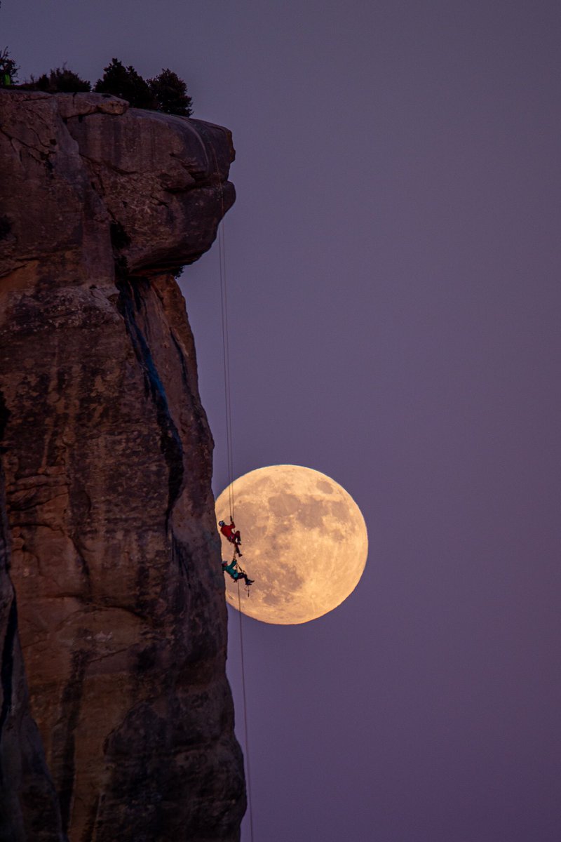 xevigut's tweet photo. Escalant la lluna. Foto planificada per @socpepredo amb @photopills amb la col·laboració d’en Roger i l’Ariadna! #llunatics https://t.co/iLTXnQ4mTb