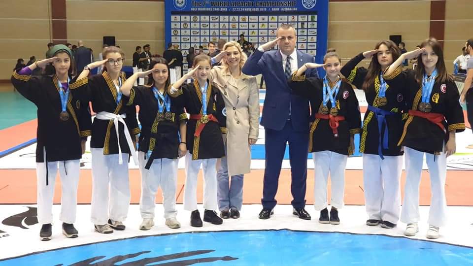 5 ARALIK 1934- TÜRK KADININA SEÇME VE SEÇİLME HAKKI VERİLMESİYLE
Alpagut Federasyonu olarak kaynak edindiğimiz Türk töresine göre kadın erkeğin yanında ve eşit haktadır. Bu inançla kadın-erkek ayrımı yapmadan çalışmalarımızı yürüttüğümüzü, yürüteceğimizi bir kez daha bildiririz.