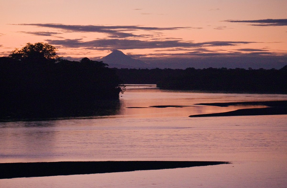 SDonziger's tweet photo. Sickening that Chevron dumped billions of gallons of toxic oil waste into this pristine ecosystem in Ecuador's Amazon.

The Rio Napo (pictured in 1993) has been used by Indigenous peoples for millennia. It's now in Chevron's "Chernobyl" disaster zone.

Accountability is coming. https://t.co/8xDySAzBWi