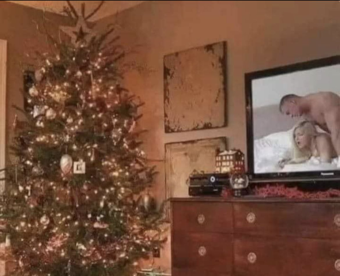 STintenfisch's tweet photo. Weihnachtsbaum aufgestellt. Wie findet ihr ihn? https://t.co/lx3ZdWAXGI