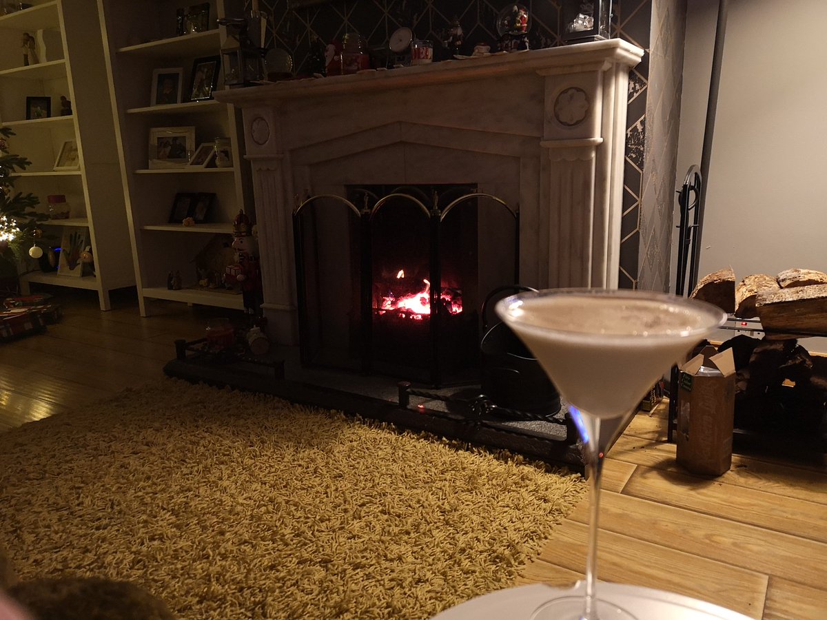 damochopper's tweet photo. Salted Caramel Irish cream espresso martini and a warm fire 🔥 https://t.co/mwwVUrJd4J