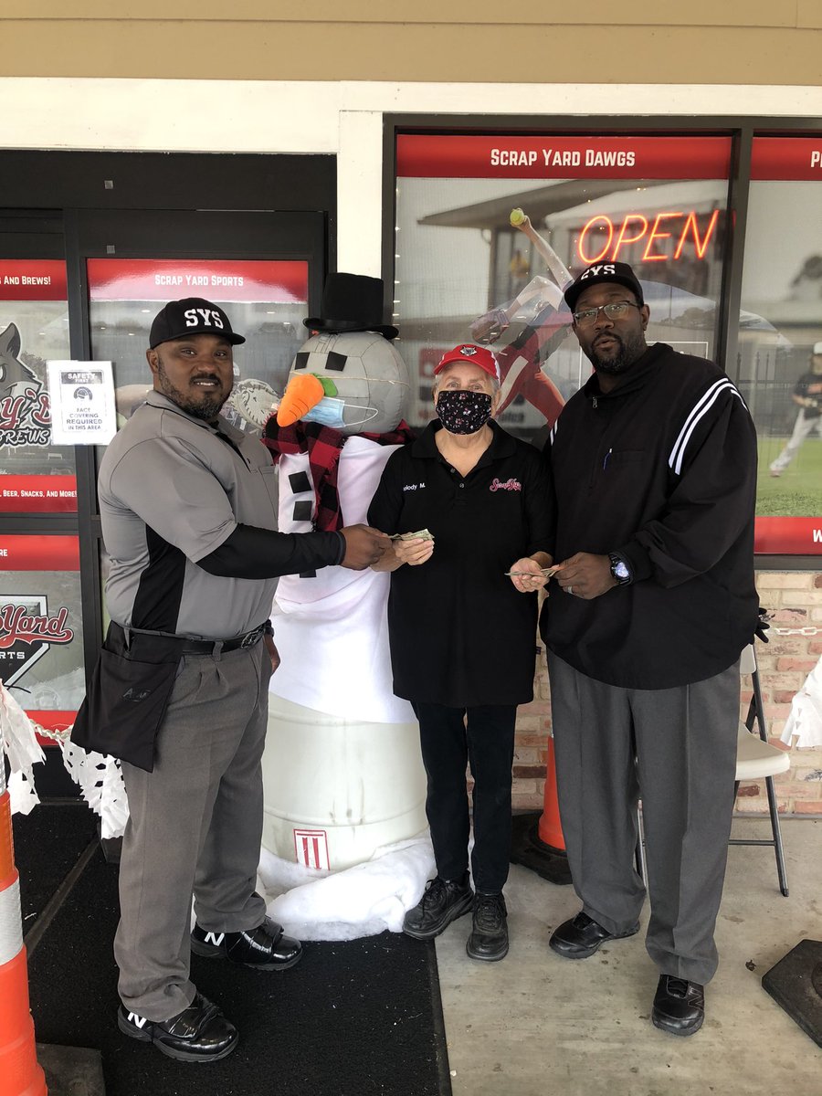 Even the umpires are joining in on the fun. We are enjoying the weekend so far. Thanks to everyone who has brought toys so far!! <a href="/BCT_USSSA/">USSSA Bayou City Tournaments</a> 🎅🎅