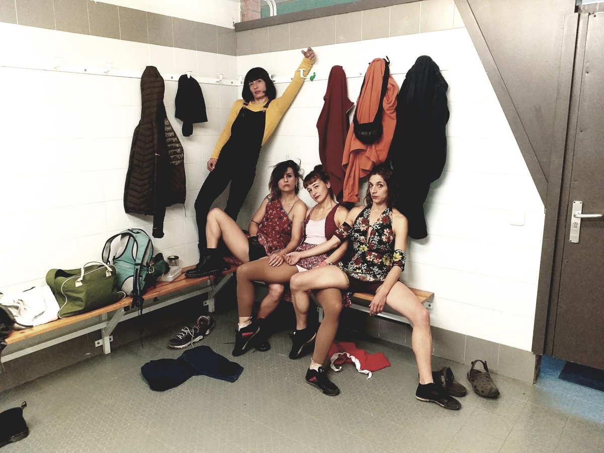 ...avui a SORT ho hem FET. Hem FET un VIOLETA. No us hem avisat abans per això del confinament perimetral i tal! Amb ganes de que aquestes LIMITACIONS s'acabin!
Gràcies a Associació de professionals de circ de Catalunya per la inicitaiva de Pobles de Circ (pla d'impuls)