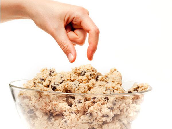 RDNutritionCA's tweet photo. While raw cookie dough may look appetizing, eating it could make you very sick. When baking holiday treats, always follow these #foodsafety tips: https://t.co/3LPoCP4Kab #eatright https://t.co/Fc7nYZMxx8