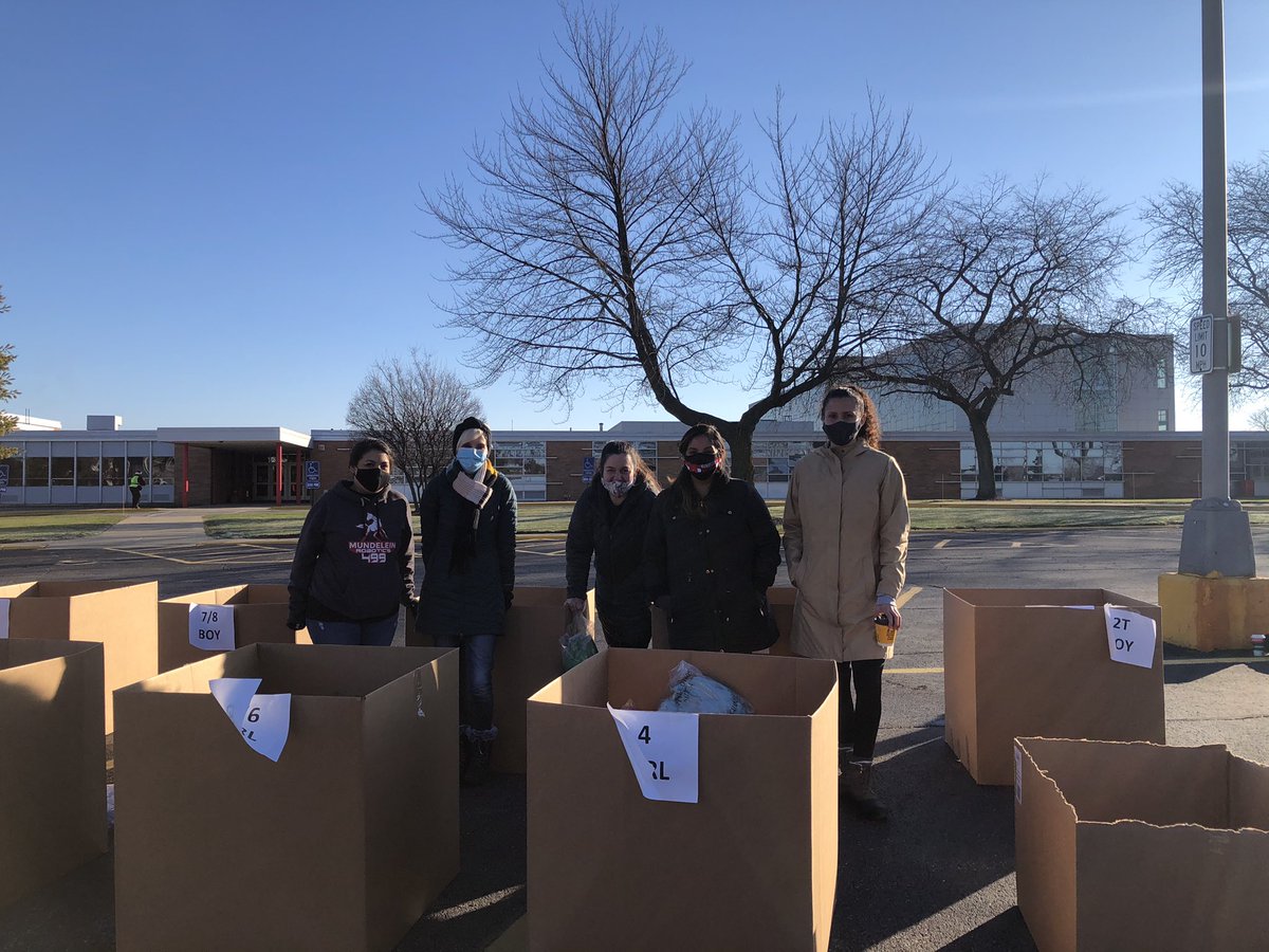 daisycarrera__'s tweet photo. @DLDistrict76 at the MHS/Convoy of Hope Food event. The support to provide meals to 500 families in the community. #Grateful @MHSDiCarlo @MundeleinHS https://t.co/6wkJsM8snc