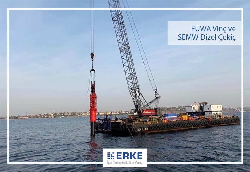 ErkeGroup's tweet photo. #SEMW #dizelçekiç dünyanın en büyük çekiç imalatcısıdır.
D-100 model çekici ve #Fuwa 250t kapasiteli vincini görüyorsunuz.
#ErkeServis güvencesiyle stoklardan hemen teslim.
#erke #erkegroup #dieselhammer #pilingrig #piling https://t.co/abcolpscp2