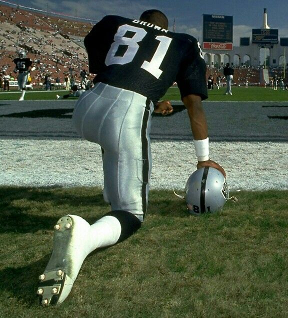 1989 USA Tecmo Bowl had Tim Brown as a Raider, even though he was at Notre Dame winning the Heisman in 1987. Tecmo Bowl also had Walter Payton despite him retiring after the 1987 season. It's Payton, why not include him? The game had some roster anomalies, but I aint trippin'.