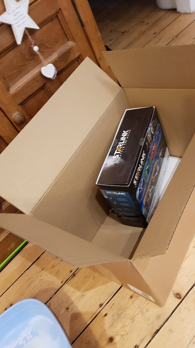 Amazing #BlackFriday postal packaging from The Entertainer 😂 Can't complain for 75% off #Starlink on #NintendoSwitch but almost like they're trying to tell me something about the 6GB download required... Better be a cart in this box somewhere <a href="/Nintendo/">任天堂株式会社</a>... <a href="/NintendoUK/">Nintendo UK</a> #nintendo