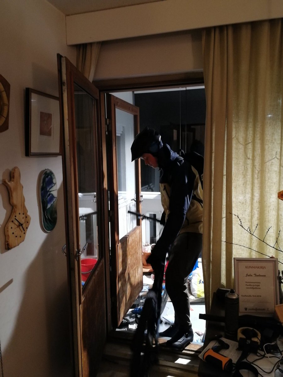 JuhaTenhonen's tweet photo. Sit hää pakkas reppuun koulukamun lahja ja meni tapaamaa häntä kuulemma "pimeelle kujalle"🤔🙈🤣 koronan takii, jot pysty lahjan antaa ja tietysti piti ajaa pieni testilenkki #KuusaanHukat #testaa. Palattua poika oli yhtä hymyy... Kuulemma sairaan hyvät polkimet💪 #pyörähommii https://t.co/FtaE0w1scu