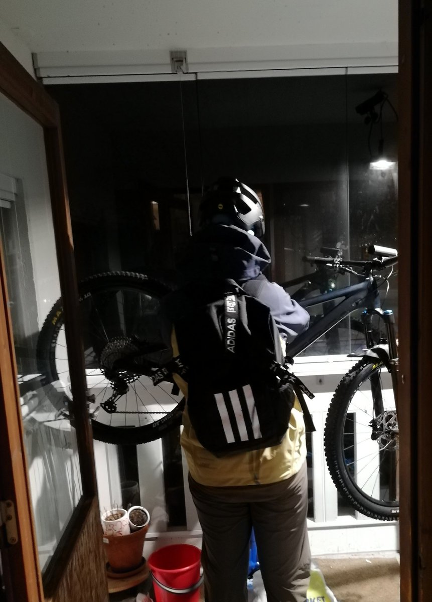 JuhaTenhonen's tweet photo. Sit hää pakkas reppuun koulukamun lahja ja meni tapaamaa häntä kuulemma "pimeelle kujalle"🤔🙈🤣 koronan takii, jot pysty lahjan antaa ja tietysti piti ajaa pieni testilenkki #KuusaanHukat #testaa. Palattua poika oli yhtä hymyy... Kuulemma sairaan hyvät polkimet💪 #pyörähommii https://t.co/FtaE0w1scu