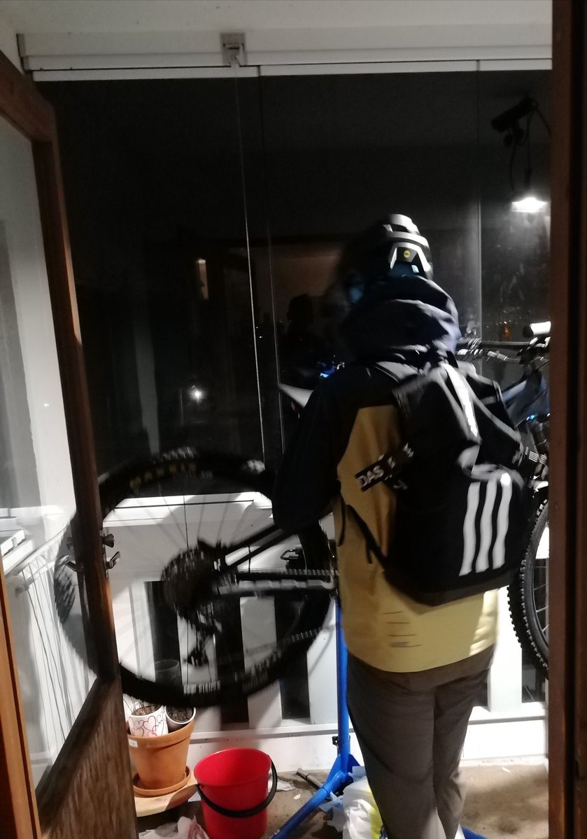 JuhaTenhonen's tweet photo. Sit hää pakkas reppuun koulukamun lahja ja meni tapaamaa häntä kuulemma "pimeelle kujalle"🤔🙈🤣 koronan takii, jot pysty lahjan antaa ja tietysti piti ajaa pieni testilenkki #KuusaanHukat #testaa. Palattua poika oli yhtä hymyy... Kuulemma sairaan hyvät polkimet💪 #pyörähommii https://t.co/FtaE0w1scu