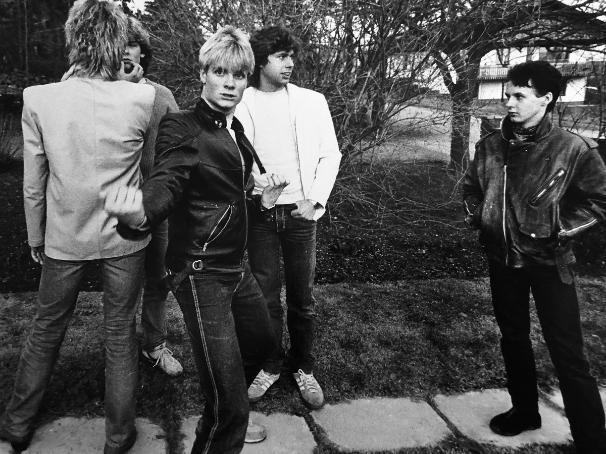 gyllenetider's tweet photo. Per kände att han helt enkelt var tvungen att rätta till Anders underläpp. 1982. https://t.co/uMEzgy1Cus