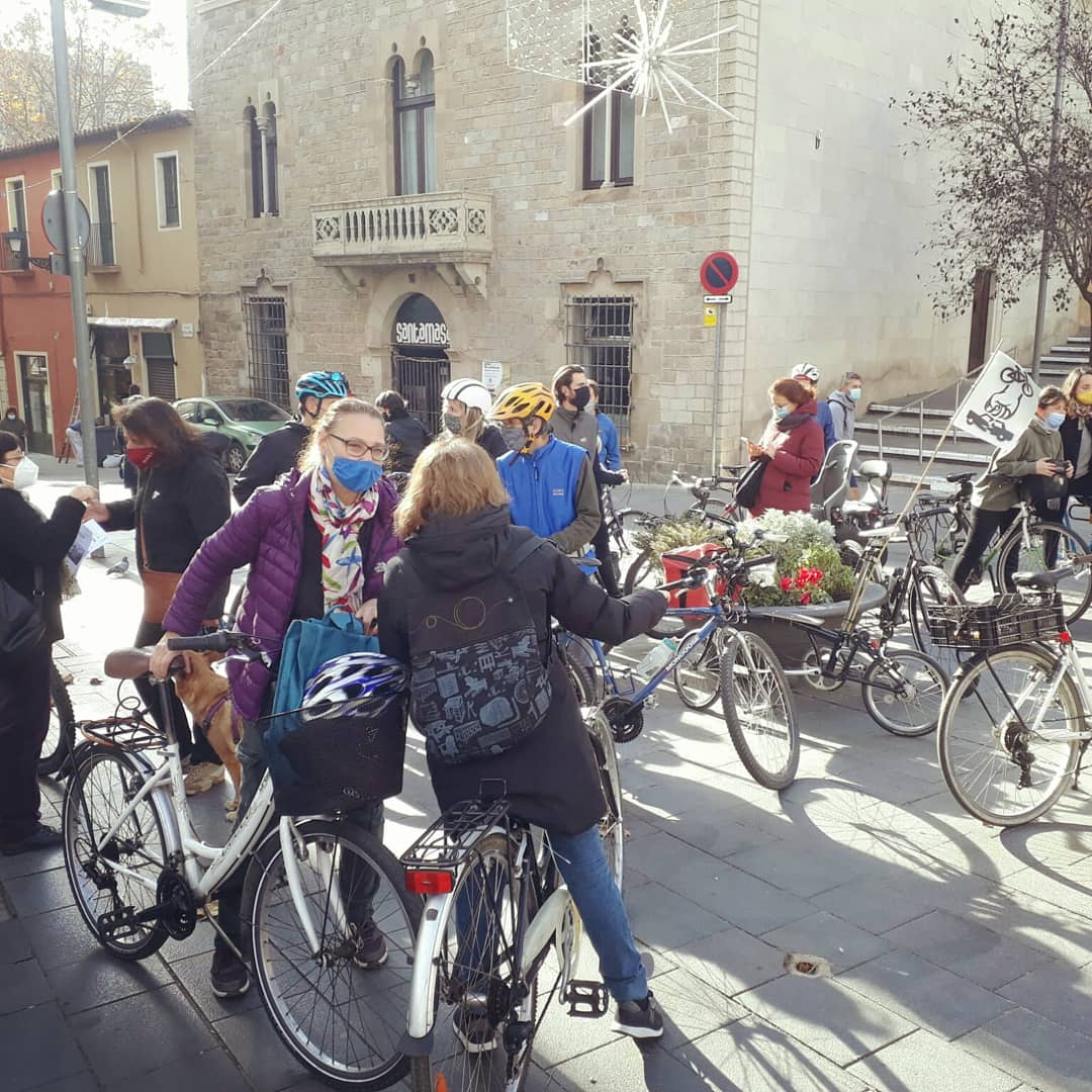 biciculturabcn's tweet photo. Pedalada per reclamar el #bicitúnel a Vallvidrera #BicisPerUnTúnel #SenseFums https://t.co/8PzWDPpRMY