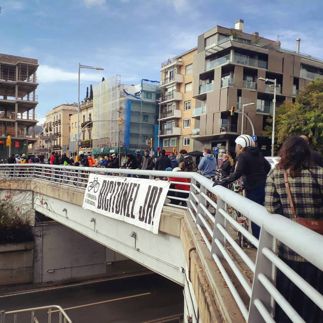 biciculturabcn's tweet photo. Pedalada per reclamar el #bicitúnel a Vallvidrera #BicisPerUnTúnel #SenseFums https://t.co/8PzWDPpRMY