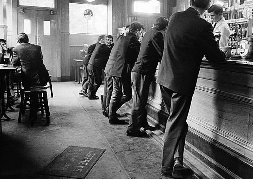 A pub in the Gorbals. Glasgow, 1968.

Photo © Jürgen Schadeberg.