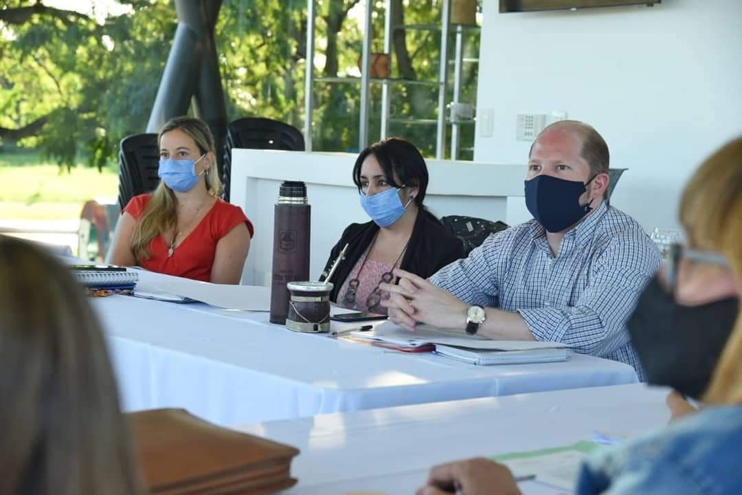 alegrejorgep's tweet photo. Junto al Ministro de Gobierno Dr @JM_Chapo , la Ministra de Planificación y Economia Lic. @MaiaWoelflin y la Sec. Gral.  Escribana Noelia Canteros continuamos en la búsqueda de consensos con gremios estatales a fin de instrumentar un Convenio Colectivo de Trabajo https://t.co/KfZzJRCKR2
