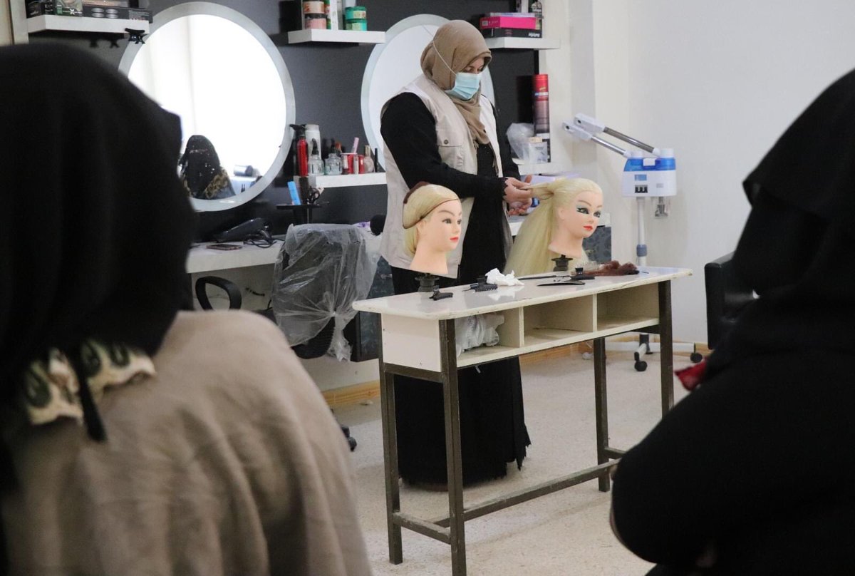 AtaaRelief's tweet image. جهود سنين لإنشاء المعهد بدأت تثمر 🌱
صور من استمرار التدريبات المهنية للطلاب والطالبات في معهد عطاء المهني بريف إدلب. 

#SPARKAlumni