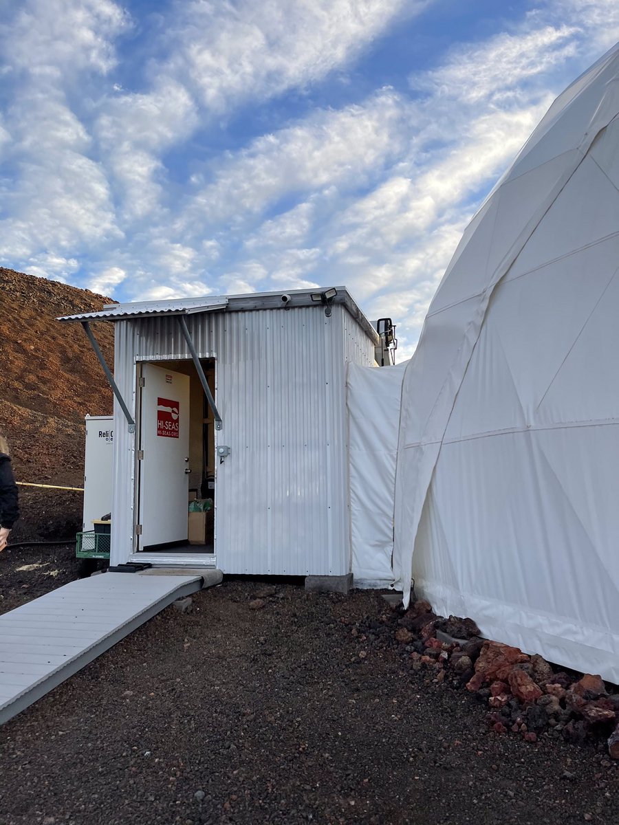 HI_SEAS's tweet image. The crew has safely arrived onsite at the lunar base to commence their 2-week mission. #analogmission #sensoria #lunarmission #STEAM #womeninsteam