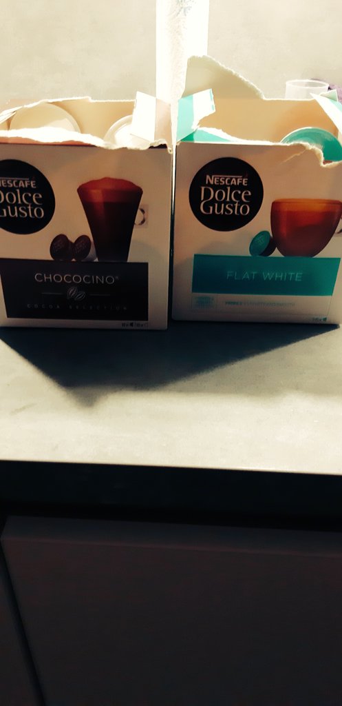 Michelpapenborg's tweet photo. Deze twee pareltjes zometeen maar eens proberen... #Sinterklaasfeest op televisie en #koffie in de hand
#pakjesavond #Nescafe #dolce #gusto #chococino #flatwhite #weekend #FolloForFolloBack https://t.co/mMyAslxxJY