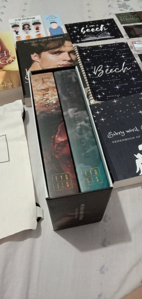 ClarinZelle's tweet photo. @BeechesShoppe These merch are so damn lit! 😍 Super love how the book box fit so well with the books. So sturdy.💪 Very worth the price.👌 https://t.co/bLidVu9v7r