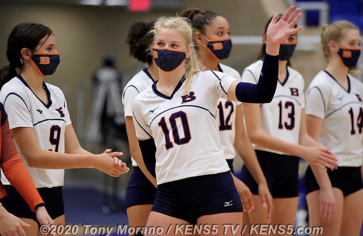 carleepharris12's tweet photo. 6 months ago we were all questioning if we were going to be able to play the sport we love. In such a short season, this group of girls have become a family. Thanking God for such a successful year of volleyball. Thank you Brandeis community. 🧡💙 #3down1togo @BrandeisVB08 https://t.co/tM0hd3IMSQ