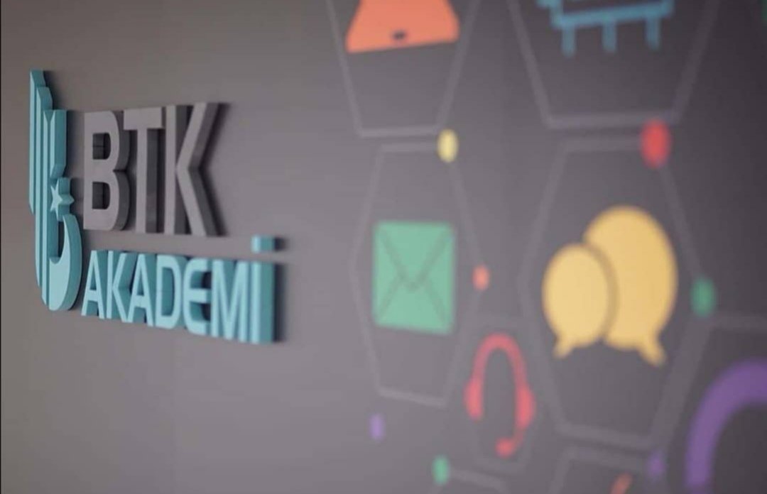 📨 1 yeni mesajın var🙋‍♂️
                   
Yeniden başlayan karantina günlerini güzel bir  fırsata çevirmenin tam vakti!⏳

Hazır herkes evde, en çok konuşulan ücretsiz eğitimler btkakademi.gov.tr'de...✅ 🏘️#evdekal

#BTKAkademi
#MilliTeknolojiHamlesi
#Haftasonu