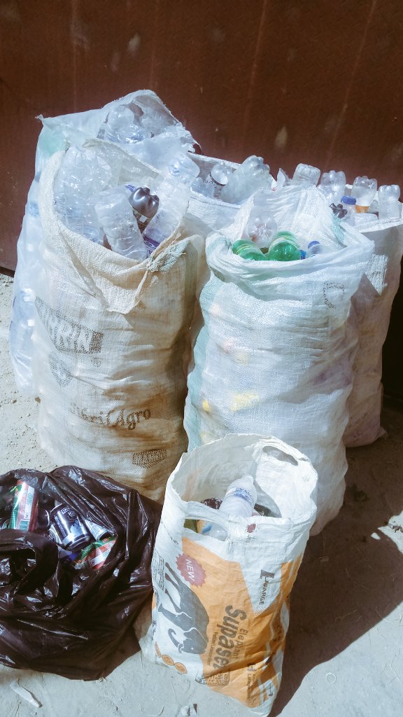 soloofekundayo's tweet photo. On #SoloPlog (one-man plog) ...inspired by @ploggingnigeria
Few experiences on SoloPlog; some dispose waste (PET bottles and aluminum cans) indiscriminately on the streets and gutters, when I go to their compound to clean up the waste, they asked me to pay them for cleaning. https://t.co/cIE9elhLDj