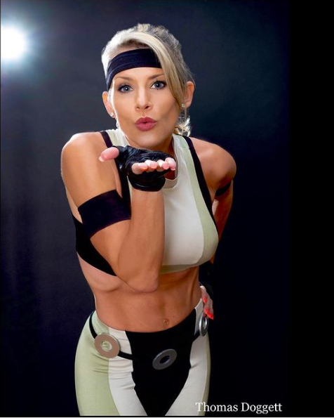 noobde's tweet photo. 25 years after playing Sonya Blade in MK3, Kerri Hoskins (@KerriAnnGallery) puts on her Sonya costume again, looking exactly the same.... proving the world isn't fair as the rest of us age.

Either that... or maybe she actually takes care of herself. ;)
https://t.co/bQMHtmYzMZ https://t.co/XjCbtSgjBU