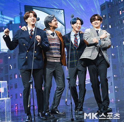 archive1204's tweet photo. [INFO]  Photos of Jin at  MMA 2020 award speeches. 

 #진 #석진 #방탄진 #SEOKJIN #JIN @BTS_twt https://t.co/cleytLseyE