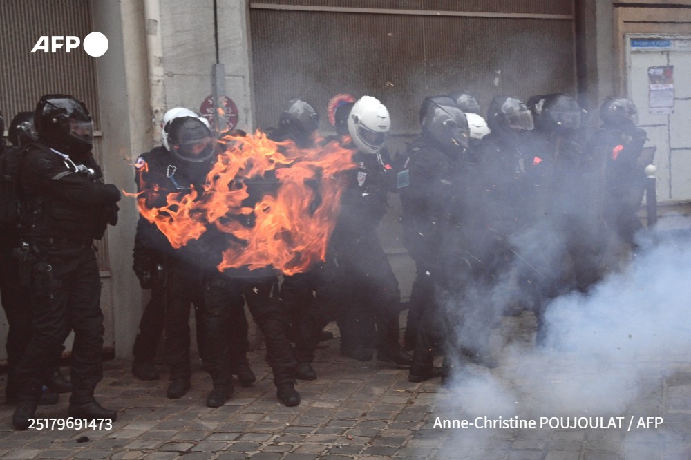 Ces images me choquent. Ces images me font mal. Pas seulement parce que je suis policier. Elles me font mal parce que je sais que tout le monde va s'en foutre. Justement parce que c'est un policier. Comme moi. C'est aussi un père, un mari, un frère. #5decembre