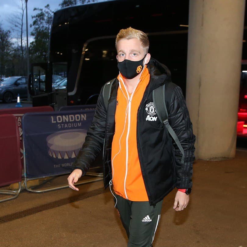 ManUtd's tweet photo. Looking 𝙨𝙝𝙖𝙧𝙥 🔶
Feeling 𝙛𝙤𝙘𝙪𝙨𝙚𝙙 💪

🔴 #MUFC
#️⃣ #WHUMUN
🏆 #PL https://t.co/lFwrKZnwmk
