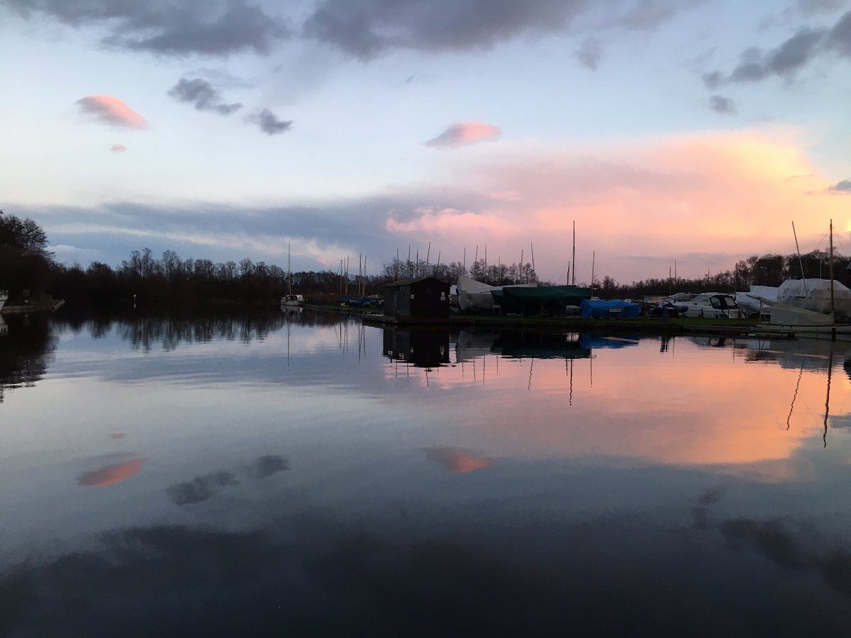 LizArtindale1's tweet photo. Finally some sun today! #norfolkbroads #horning #bartonbroad #shotonaniphone https://t.co/NXdGsjUtHE