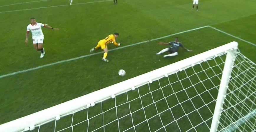 خطأ ياسين بونو الذي سجل منه الريال التقدم في إشبيلية ️