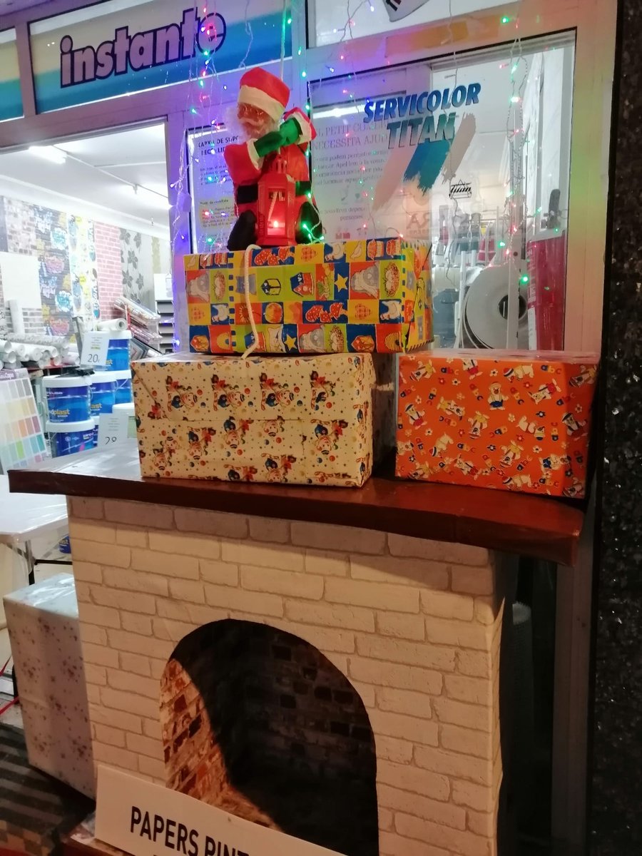 masarinena's tweet photo. Les botigues #LHospitalet avui 5  desembre i el 12 i 19,  surten a la seva porta amb el Taullel de Nadal, amb el símbol nadalenc d’enguany: el fanalet vermell,  per  convidar  la ciutadania a fer les seves compres al comerç del barri @LHAjuntament https://t.co/dXPQzgYBfn