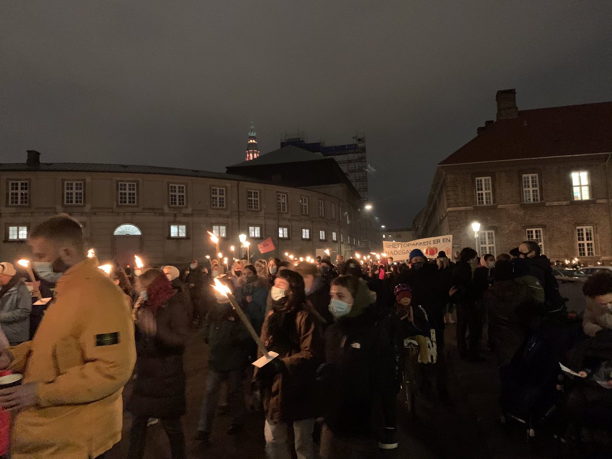 amnestydk's tweet photo. Stort fremmøde til demonstration mod ghettolisten og ghettolov. Vigtig protest mod diskrimerende lovgivning. #dkpol #almenmodstand https://t.co/jwhVjyBnk8