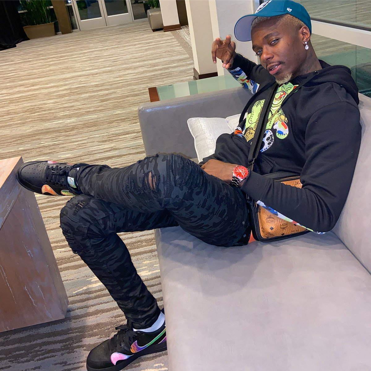 realmannyrocko's tweet photo. Be thankful for wakin up each day being giving the ability to face new challenges &amp; opportunities cryin bout yesterday isn’t gonna get you nowhere but stuck n dah past don’t get left behind cause trust I’m steady moving forward NO EXCUSES....STR8 TUNNEL VISION 🧻🚽🤢🤮✅#foofway https://t.co/KAQhYC4Z8n