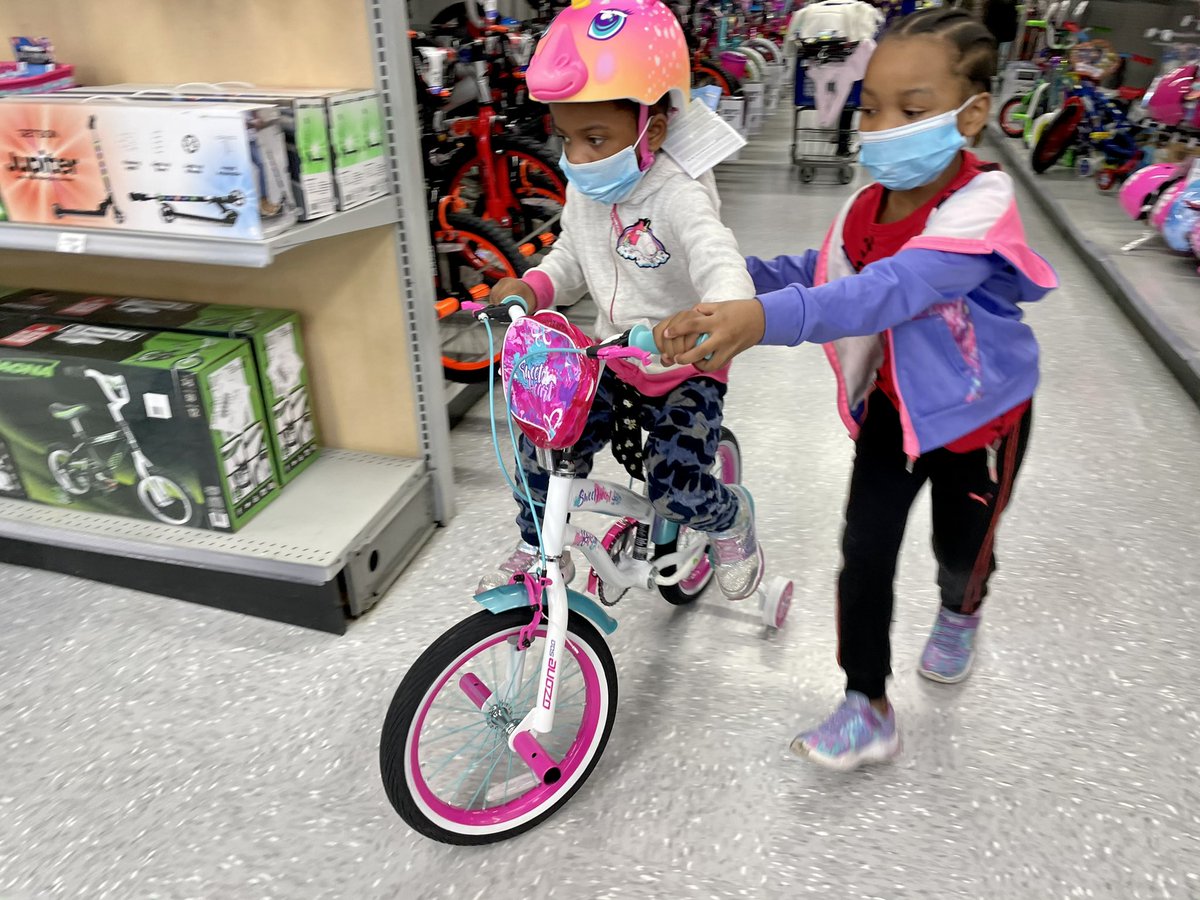 loucityfc's tweet photo. Out at the Outer Loop @Academy who we’ve partnered with to provide a @KyRefugee family in need with a Holiday shopping spree. 🎁 https://t.co/d3Q8vS7ipd