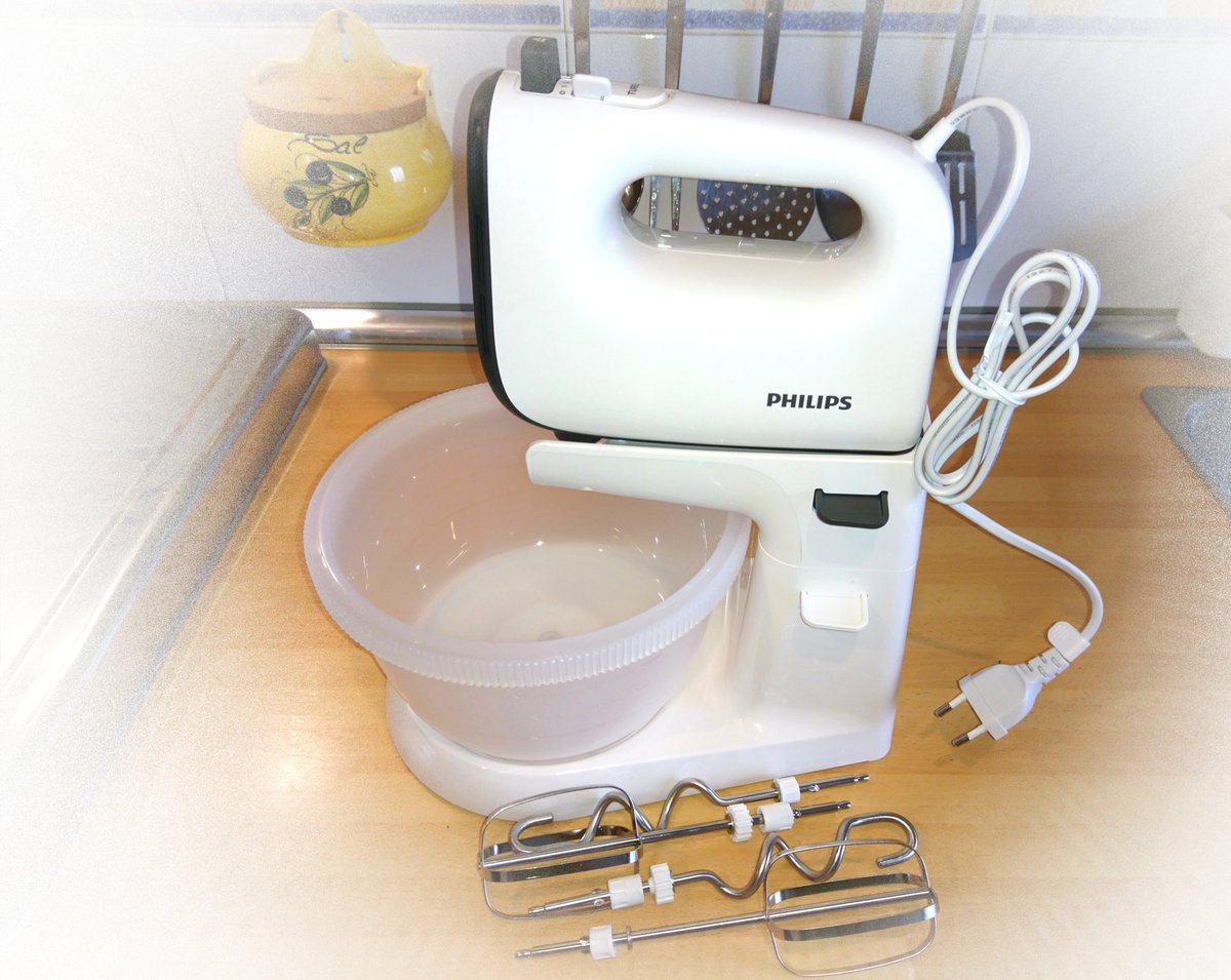 Diana_Diix's tweet photo. El finde pasado hicimos postres utilizando la batidora amasadora de Philips que compramos en la web de Carrefour. #philips #hr3745 #batidora #amasadora #vivacollection #carrefour #prueba #postrescaseros https://t.co/2odwrLO08A