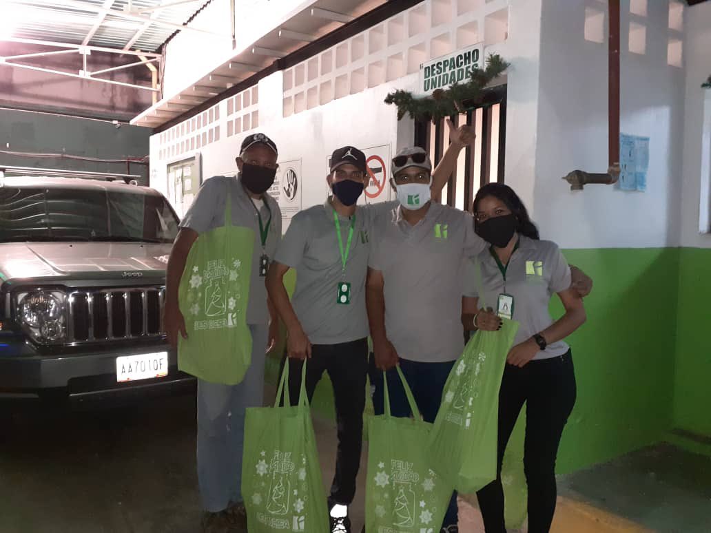 fospuca's tweet photo. ¡Buen día! Ayer #4Dic hicimos entrega del obsequio navideño a todos nuestros trabajadores, el valor más grande de nuestra empresa. Agradecemos por un año lleno de compromiso a pesar de las adversidades. Seguimos adelante día tras día #SomosFospuca https://t.co/MswLvUqIAt