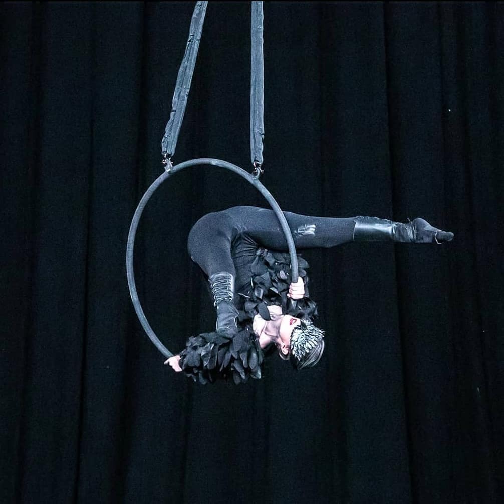 Isabella_Mars's tweet photo. Love this shot of @tanyeaerial at @aerialympics 🖤🖤🖤💣
Photo - @incabulus
Aerial Boots - @isabellamars ✂️
______
#aerialympics #aerialist #aerialhoop #aerialhooptricks #circusarts #lyra #lyrahoop #aerialistsofig #aerialboots #isabellamars #circuscostum… https://t.co/BqaLhBhFt5 https://t.co/kE3zqEaFBc