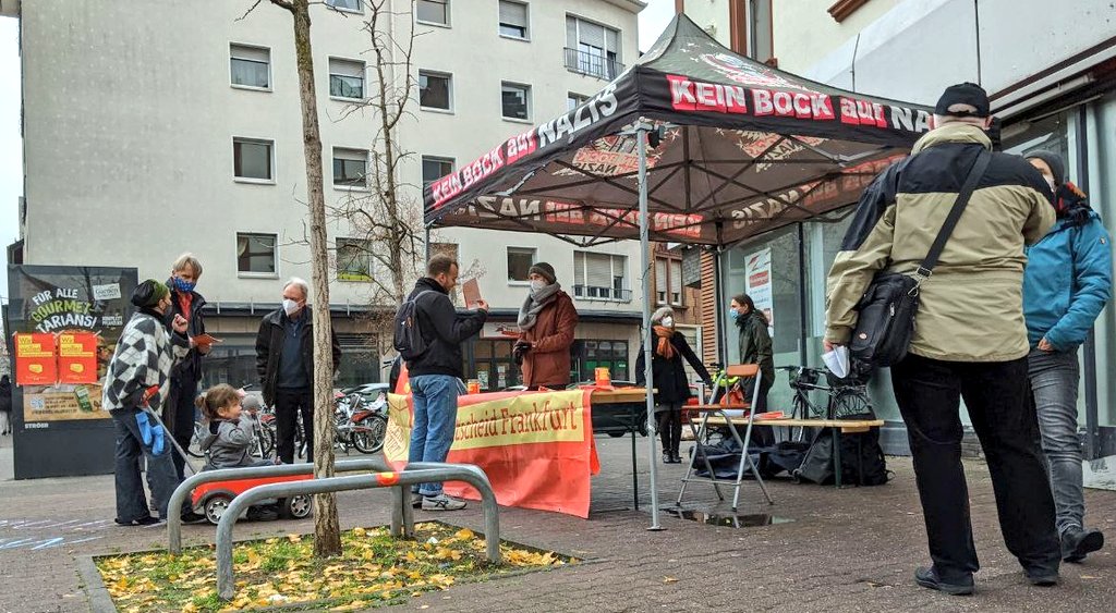 mietentscheid's tweet photo. Der Infostand in Rödelheim heute war gut besucht! Wir suchen Frankfurts dreisteste #Mieterhöhung 

Danke an das Centro für das Ausleihen für Tisch &amp; Pavillion 💛❤️ https://t.co/aHyrsA9JTj