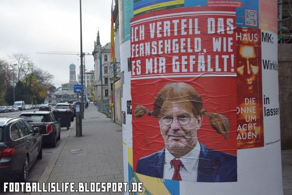 Posters with Bayern Munich boss Karl-Heinz Rummenigge as Pippi Longstocking were seen in Munich.The story behind them shows how critical fan culture & solidarity go together.Thread on Bayern's organized fans & the fight for a fairer wealth distribution in the Bundesliga 1/18
